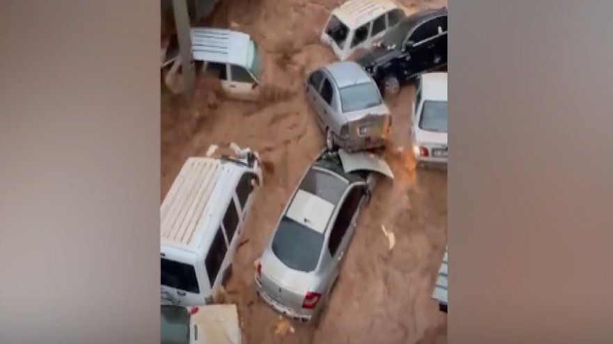 Şanlıurfa'yı sel vurdu: Caddeler göle döndü, otomobiller sürüklendi