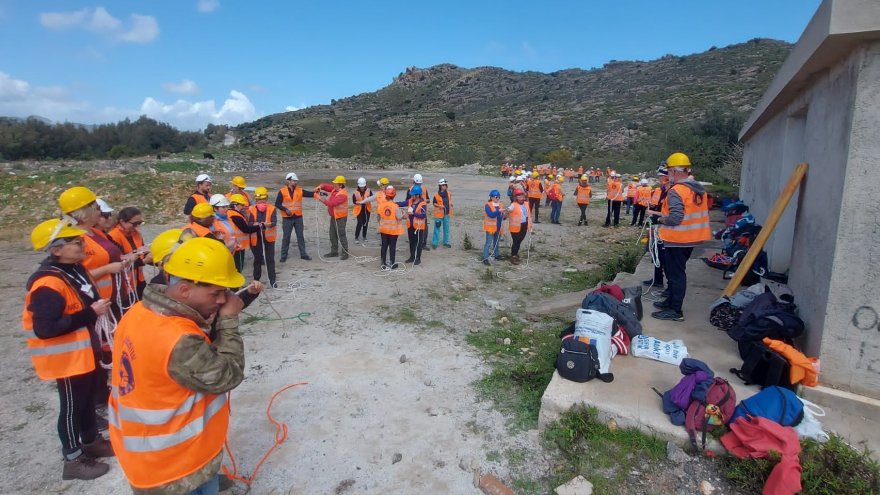 Gönüllülerin eğitimleri enkaz eğitimi ile tamamladı