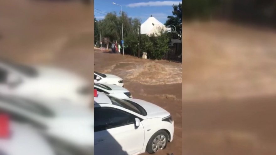 Bodrum'da içme suyu isale hattı patladı, bazı iş yerlerini su bastı