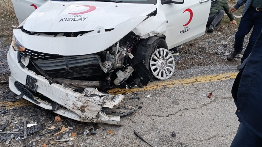 KAVAKLIDERE’DE TRAFİK KAZASI: 3 YARALI