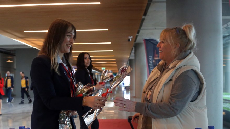 İngiltere'den sezonun ilk turist kafilesi Muğla'ya geldi