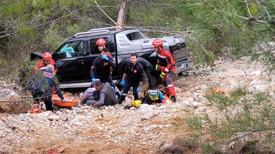 Uçuruma devrilen kamyonetin sürücüsü yaralandı