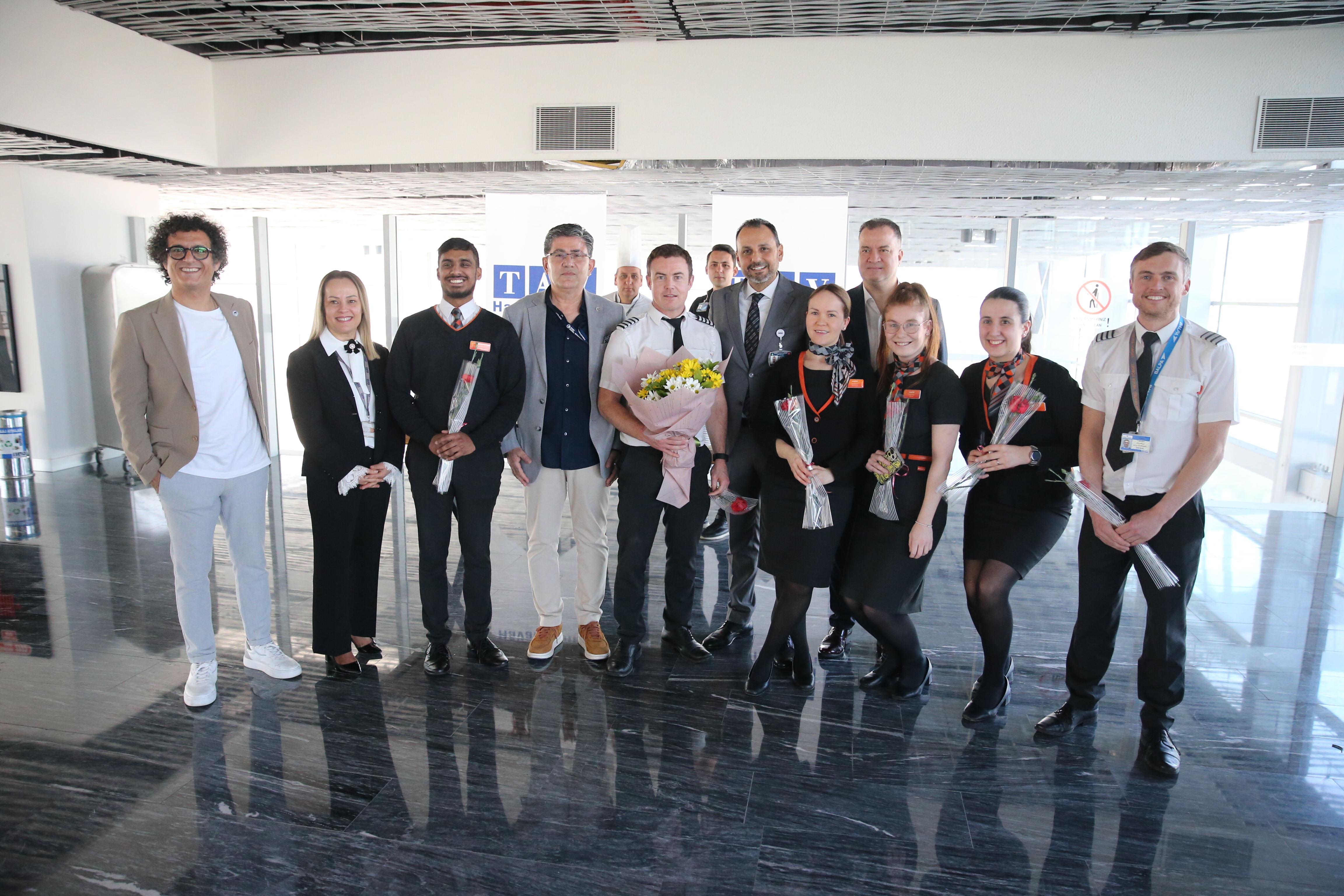 İNGİLTERE'DEN SEZONUN İLK TURİST KAFİLESİ BODRUM'A GELDİ