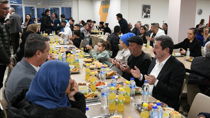 Vali Orhan Tavlı, Depremzedelerle İftar Yaptı