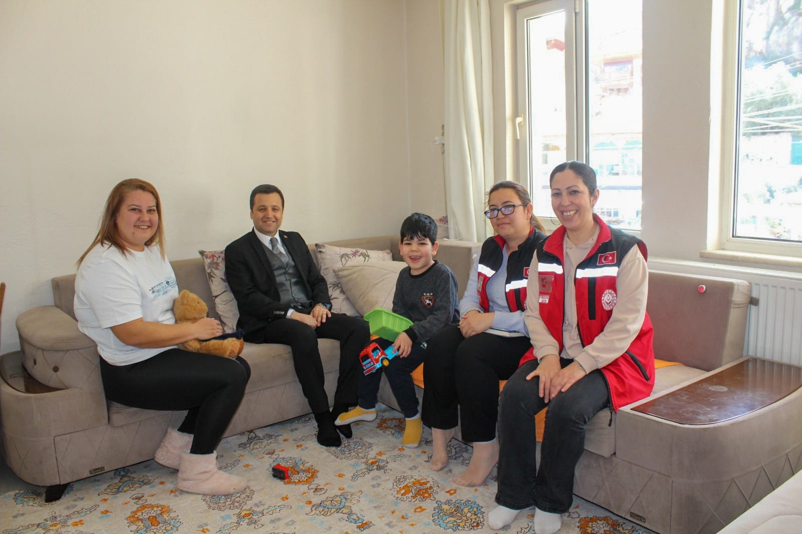 İL MÜDÜRÜ TOPRAKÇI OTİZMLİ ÇOCUKLARI ZİYARET ETTİ