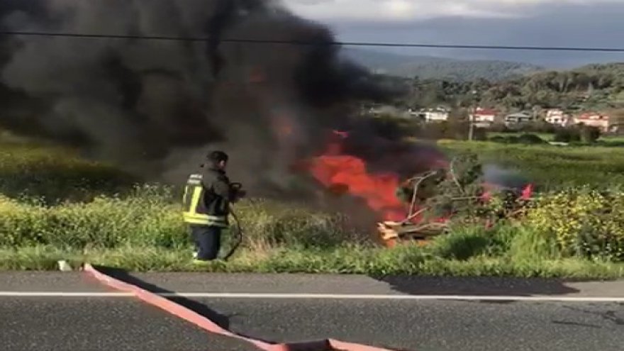 Tarlaya devrilerek yanan araçtaki 2 kişi yaralandı