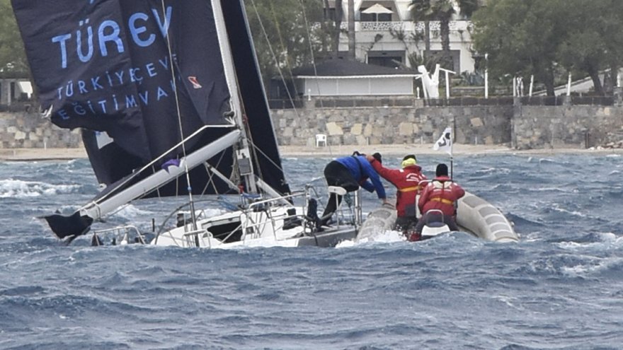 BODRUM'DA ÇARPIŞAN TEKNELERDEN BİRİ BATTI