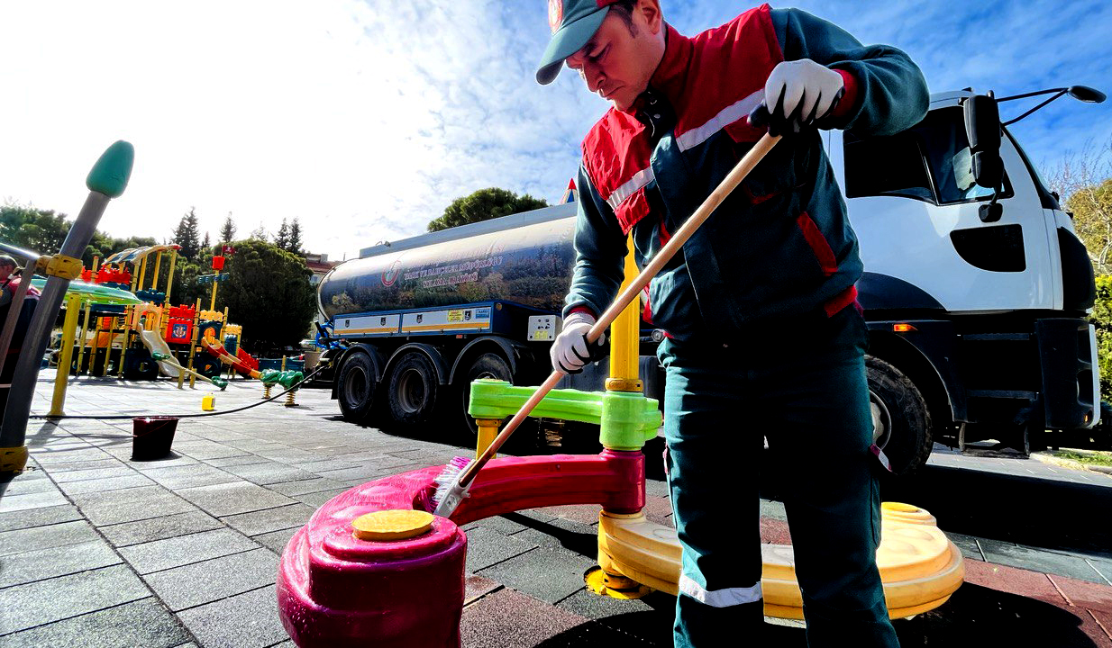 MENTEŞE BELEDİYESİ BAHAR TEMİZLİĞİ'NE BAŞLADI