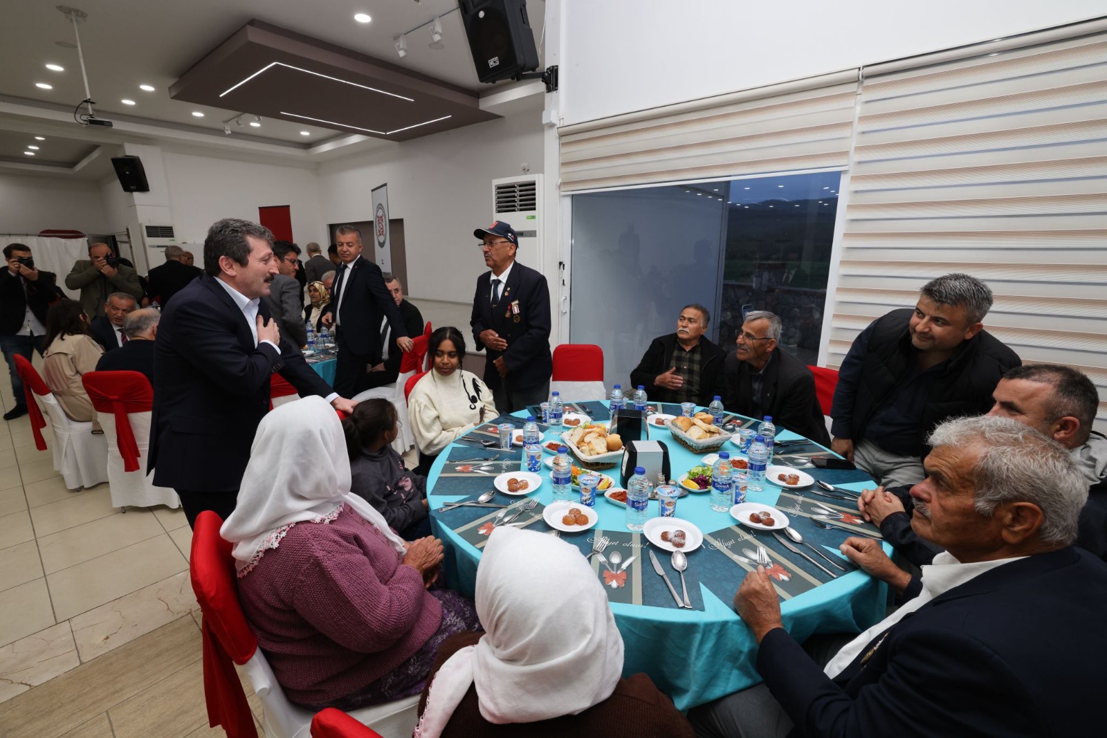 VALİ TAVLI SEYDİKEMER’DE ŞEHİT AİLELERİ VE GAZİLERLE İFTARDA BULUŞTU