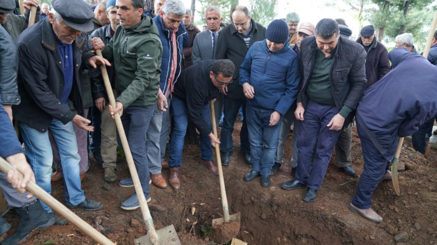 BAŞKAN AKDENİZLİ, ÖZEL KALEM MÜDÜRÜNÜN ACISINI PAYLAŞTI