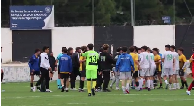 MARMARİS'TE OYNANAN U-17 MAÇINDA SAHA KARIŞTI