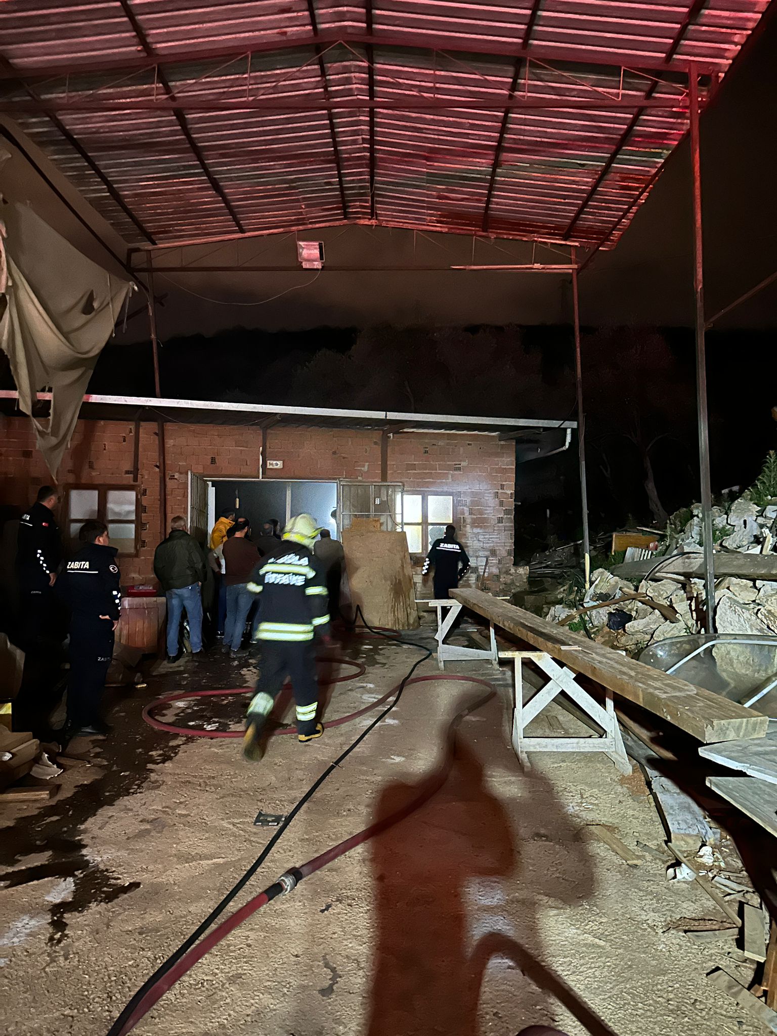 Bodrum'da marangoz atölyesinde yangın çıktı