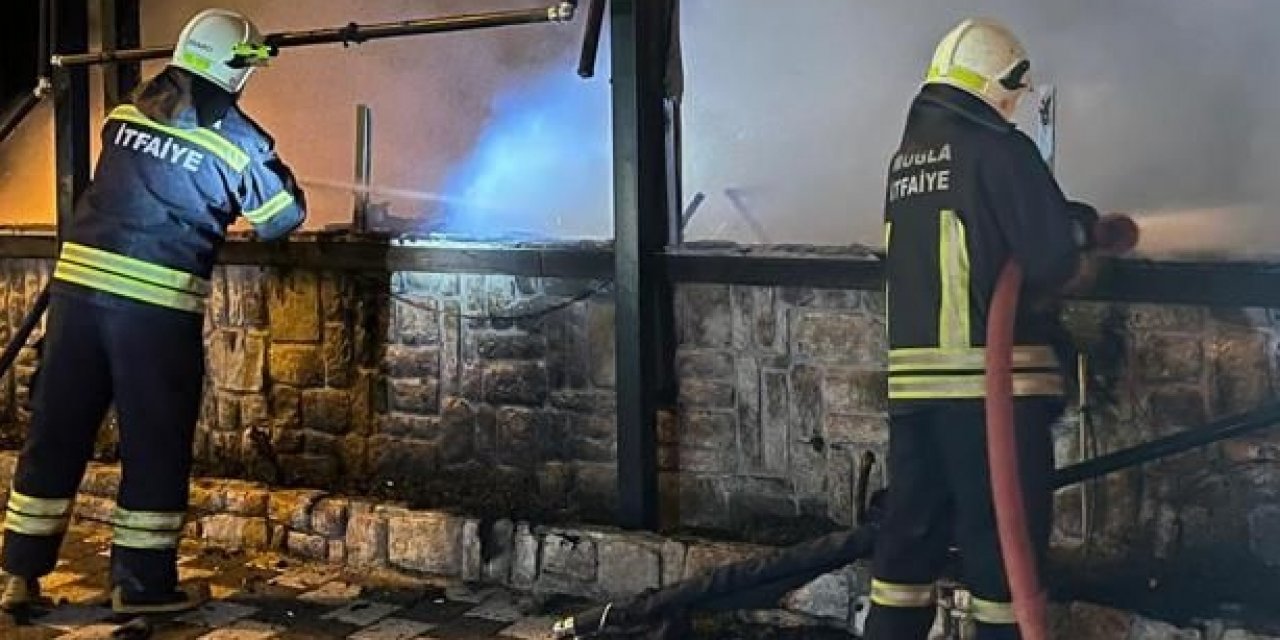 Çıkan yangında iş yeri kullanılamaz hale geldi