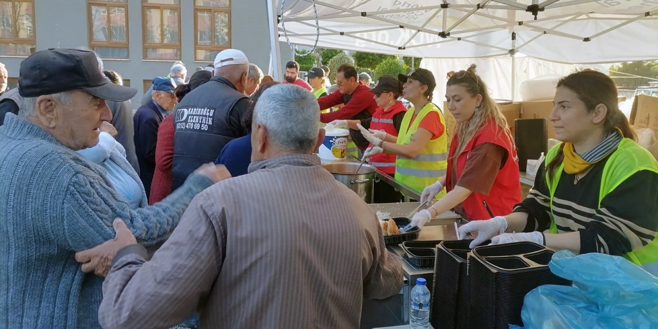 MENTEŞE BELEDİYESİ DEPREM BÖLGESİNDE YARALARI SARIYOR