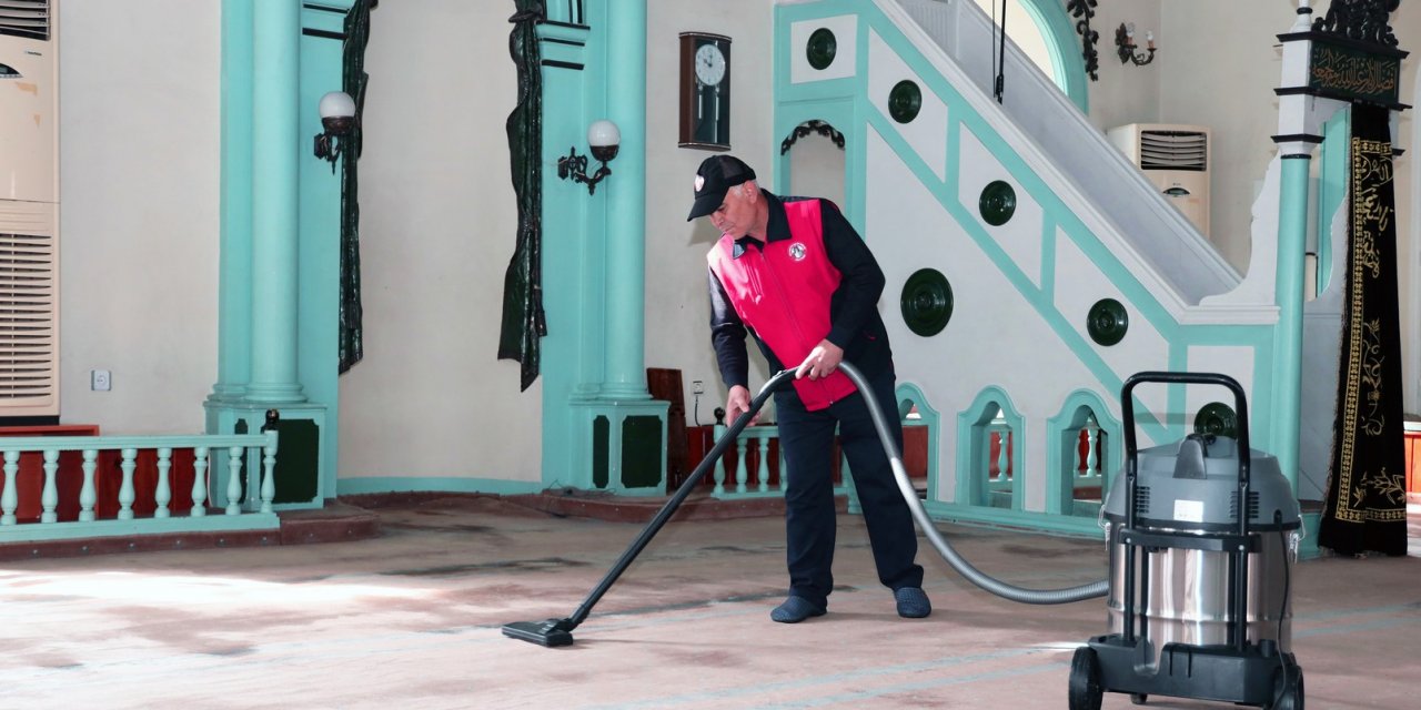 MENTEŞE’DE CAMİLERE BAYRAM TEMİZLİĞİ