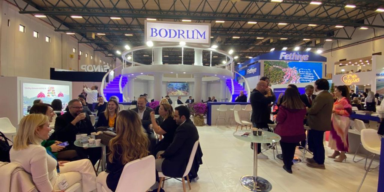 BODRUM STANDINDA PROTOKOL ÜYELERİ VE TURİZMCİLER BİR ARADA