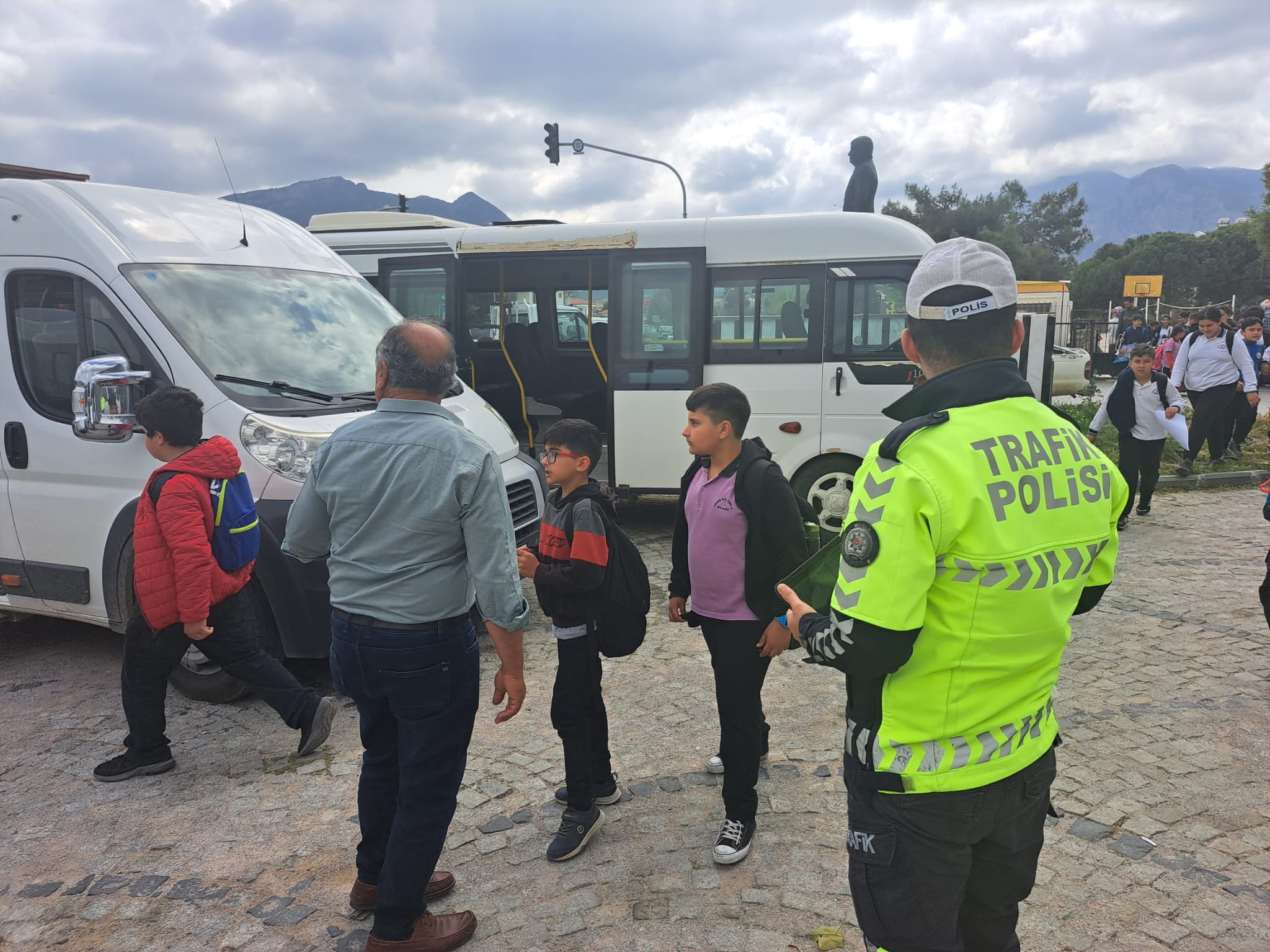 Datça'da polis ekipleri okul çevreleri ve servislerde denetim yaptı