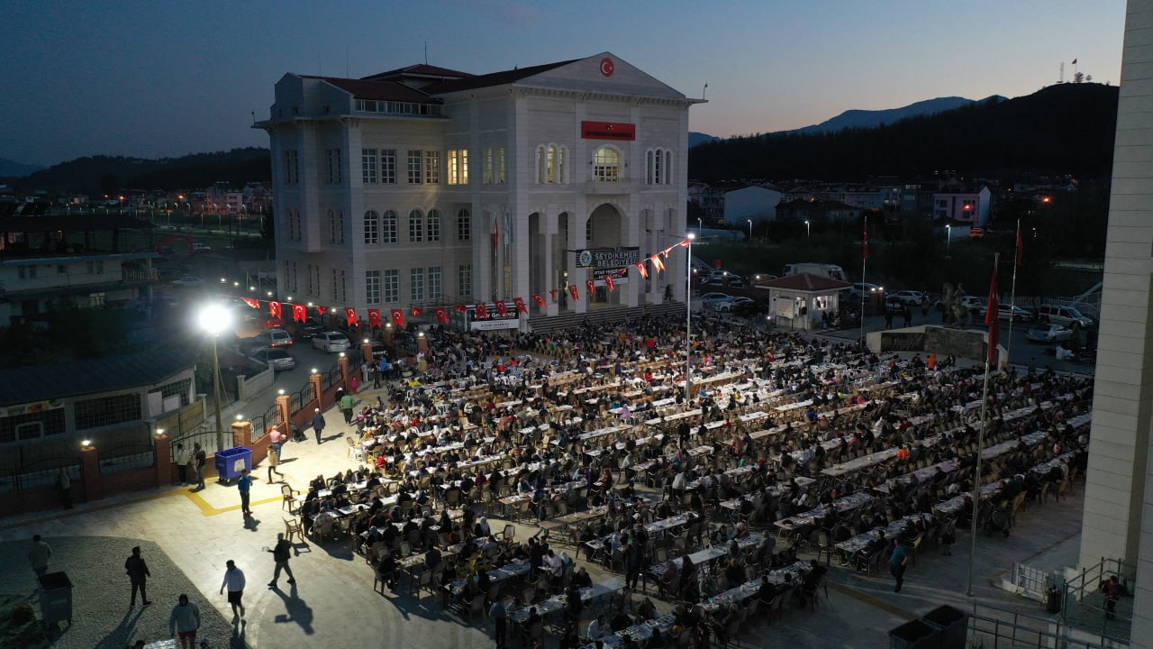 SEYDİKEMER’DE 5 BİN KİŞİLİK İFTAR PRGRAMI DÜZENLENDİ