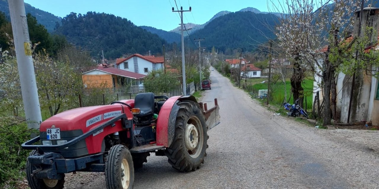 Fethiye'de traktörle motosiklet çarpıştı, 1 kişi öldü, 1 kişi yaralandı