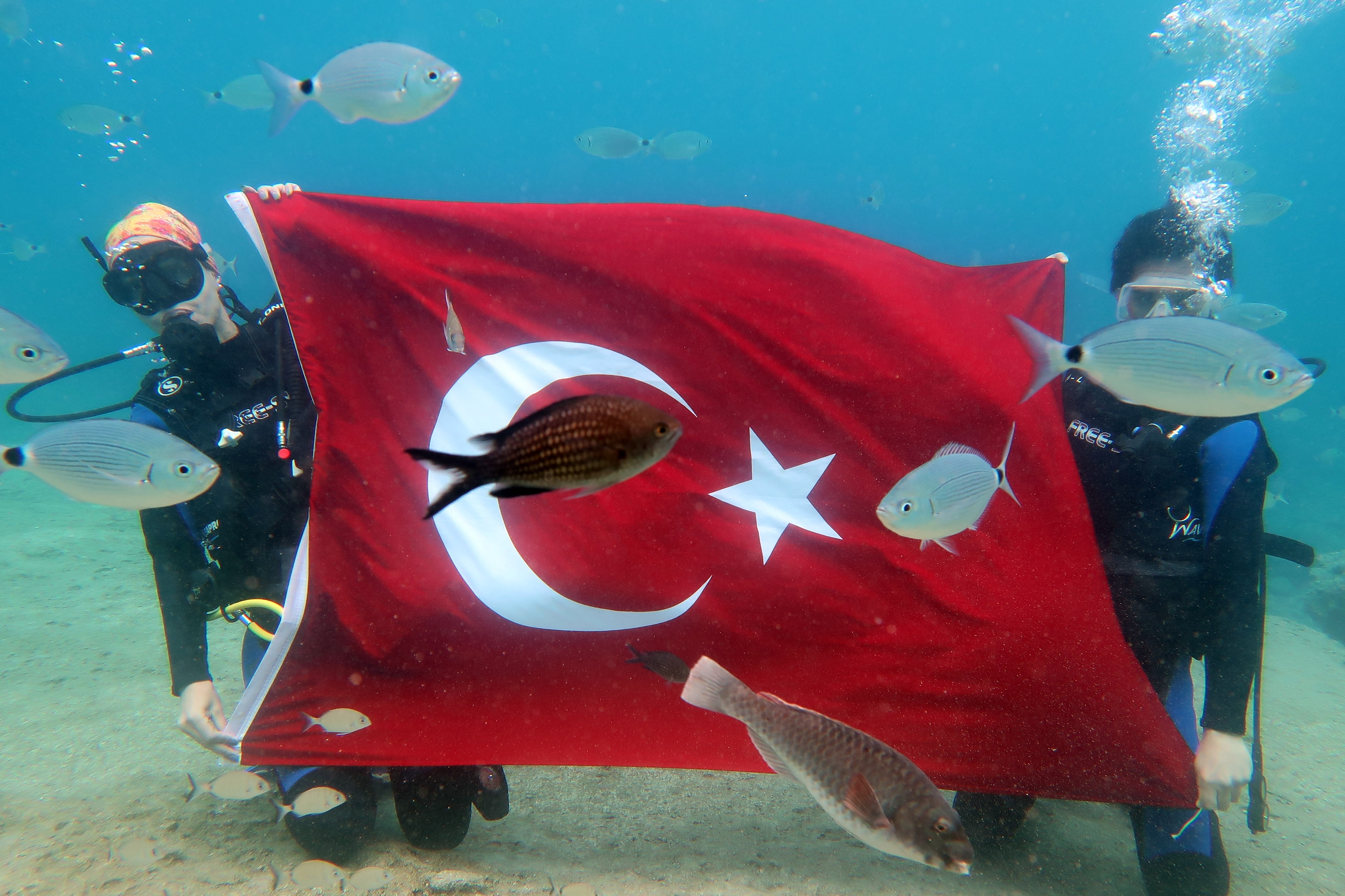 Fethiye'de dalgıçlar 23 Nisan Çocuk Bayramını su altında kutladı