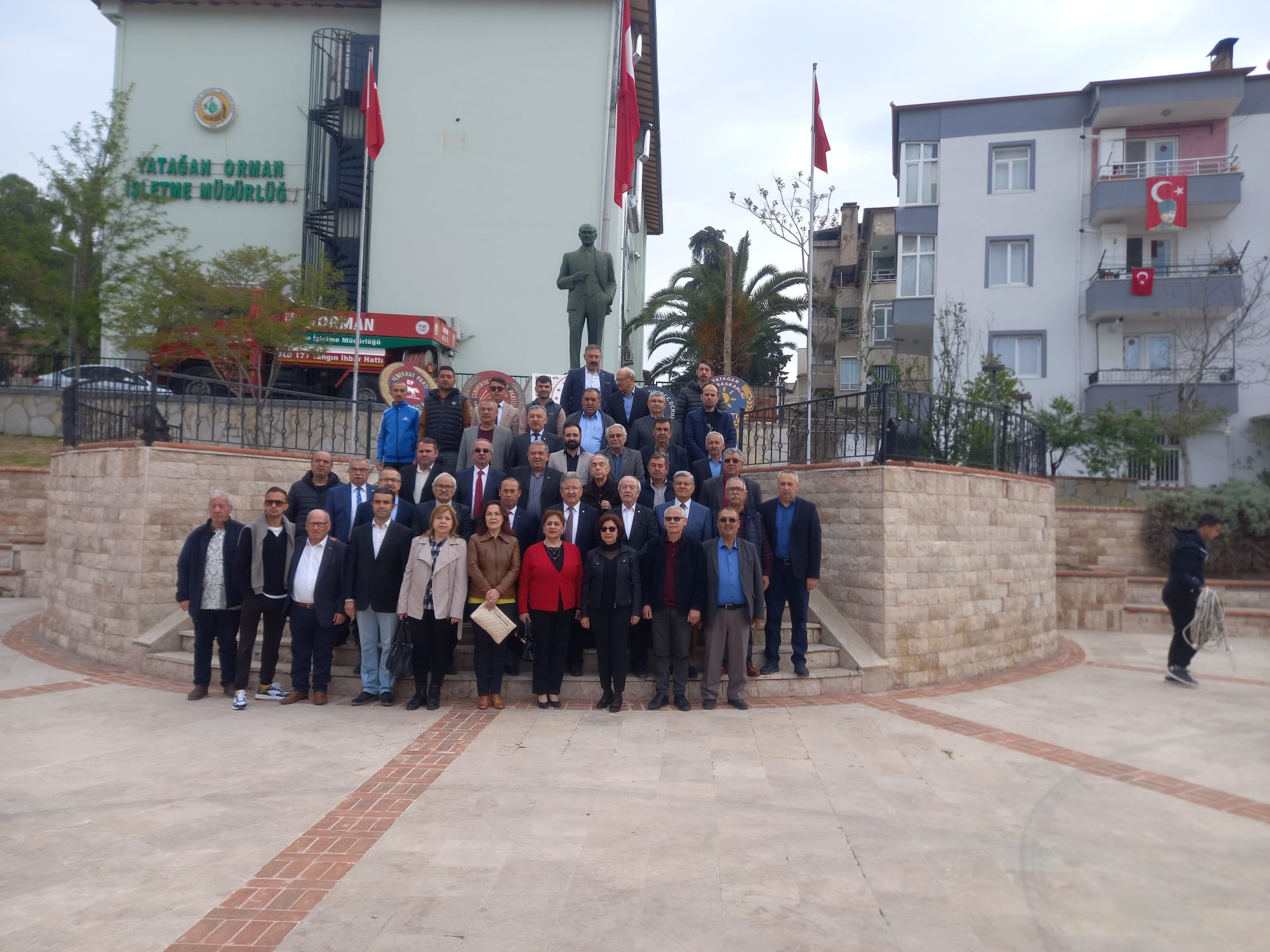 YATAĞAN’DA CHP, İYİ PARTİ, ADD VE DP ÇELENK SUNDU