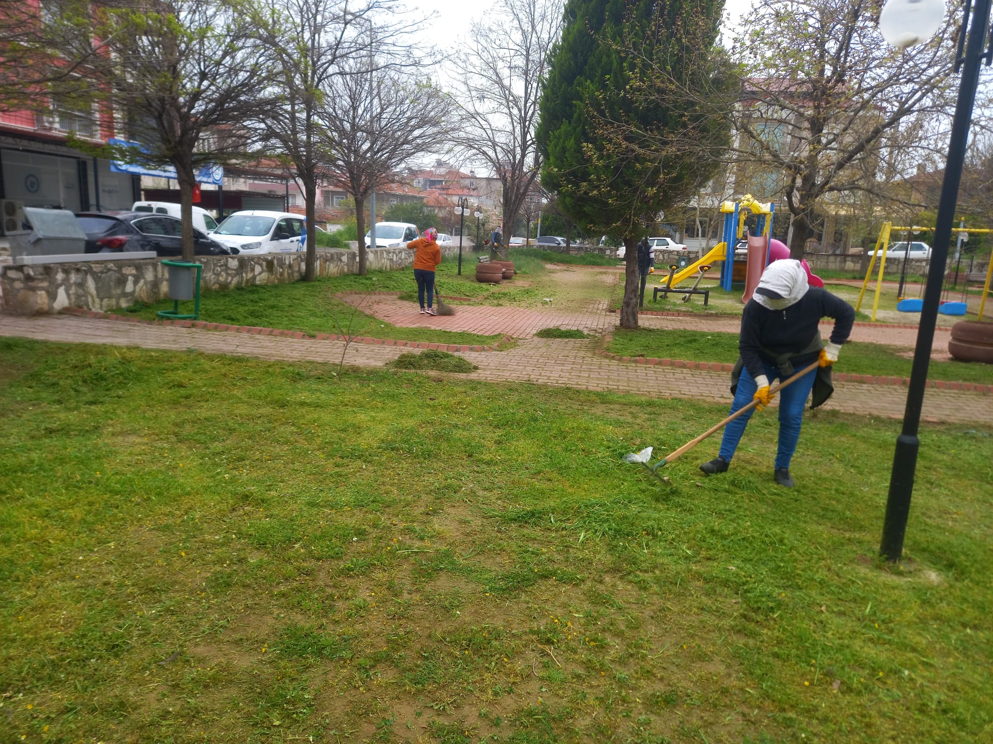 YATAĞAN BELEDİYESİ PARK BAHÇE TEMİZLİĞİ YAPIYOR
