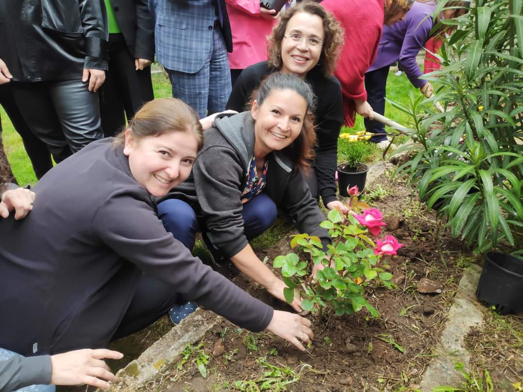 Ebeler Haftası dolayısıyla çiçek dikme etkinliği yapıldı