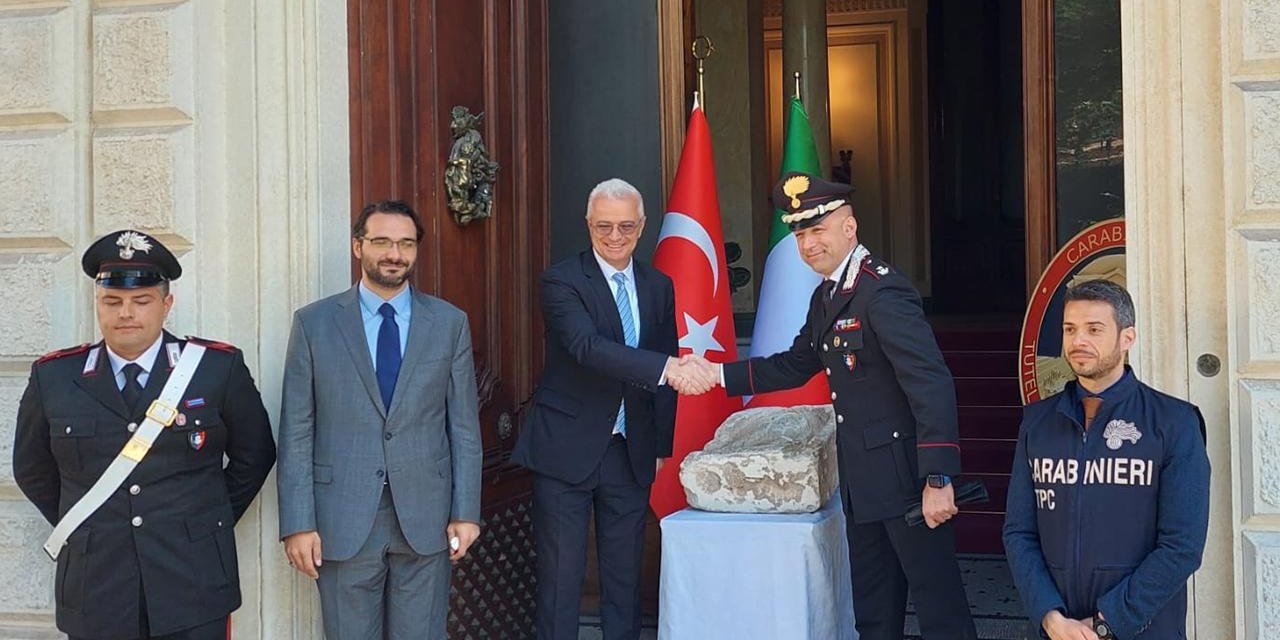 Zeugma'dan kaçırılan 1800 yıllık mezar steli, Türkiye'ye iade edildi