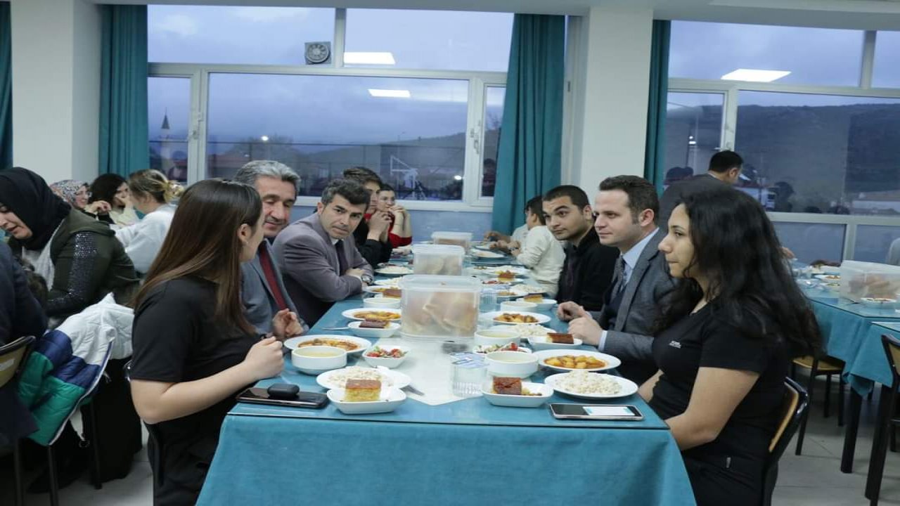 Müdür Çay depremzede öğrencilerle iftar yemeğinde bir araya geldi