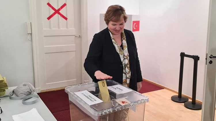 Finlandiya, Lübnan ve Katar'da Türkiye'deki Cumhurbaşkanı ve Milletvekili Seçimleri için oy verme işlemi başladı