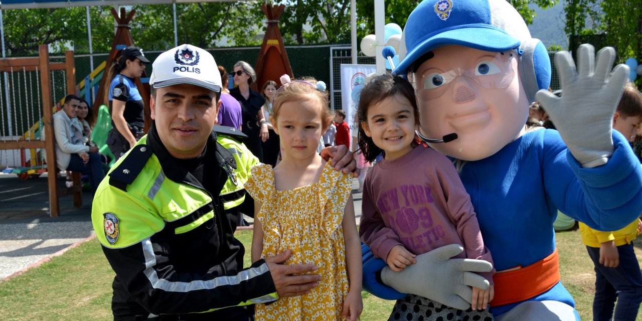 Fethiye'de anasınıfı ve kreş öğrencilerine trafik eğitimi verildi