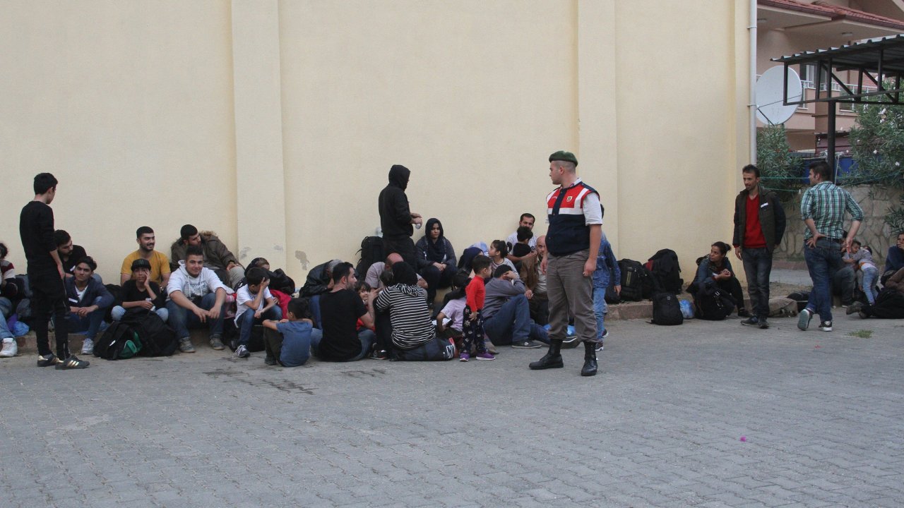 Kaçak geçiş için 4 bin dolar ödediler