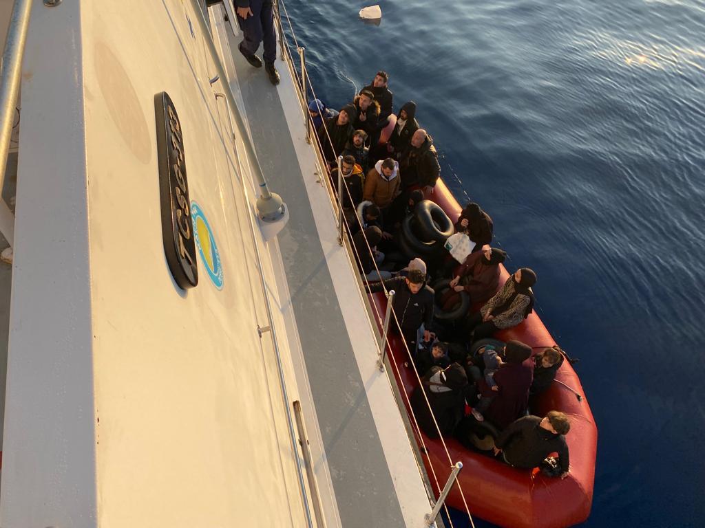 29 düzensiz göçmen kurtarıldı, 14 düzensiz göçmen yakalandı