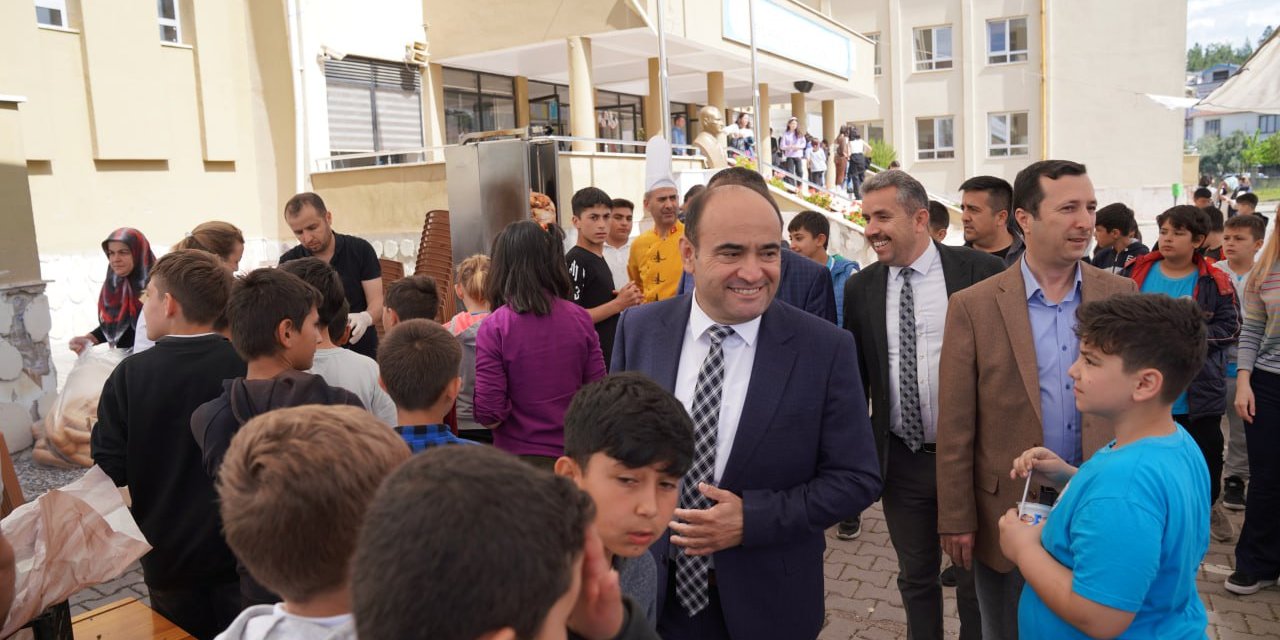 BAŞKAN AKDENİZLİ, OKUL KERMESİNE KATILDI