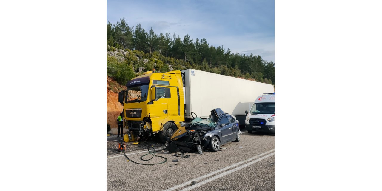 TIR İLE OTOMOBİLİN ÇARPIŞTIĞI KAZADA 1 KİŞİ ÖLDÜ, 2 KİŞİ YARALANDI