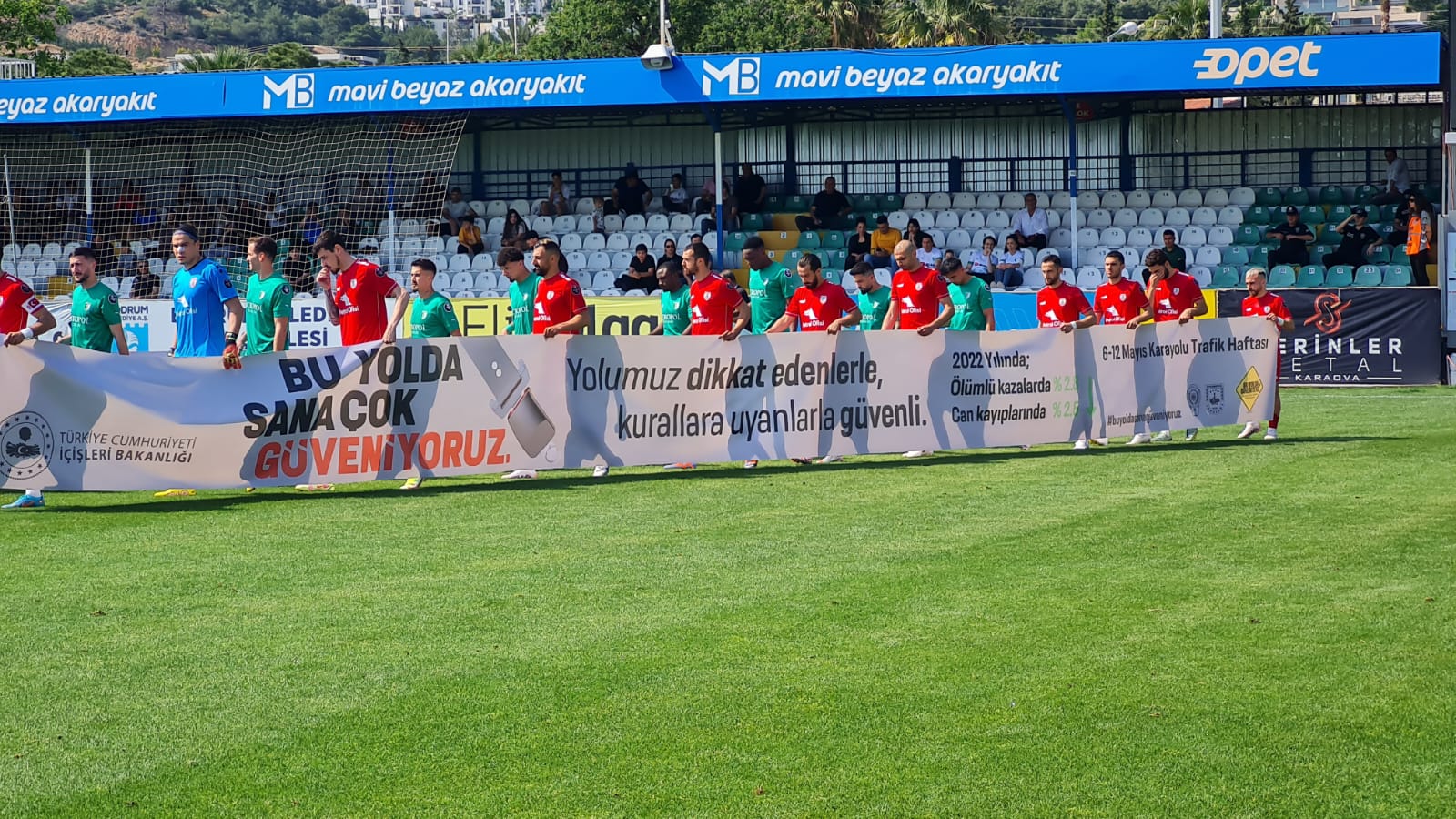 Müsabaka öncesi “Bu Yolda Sana Çok Güveniyoruz” mottolu pankart açıldı