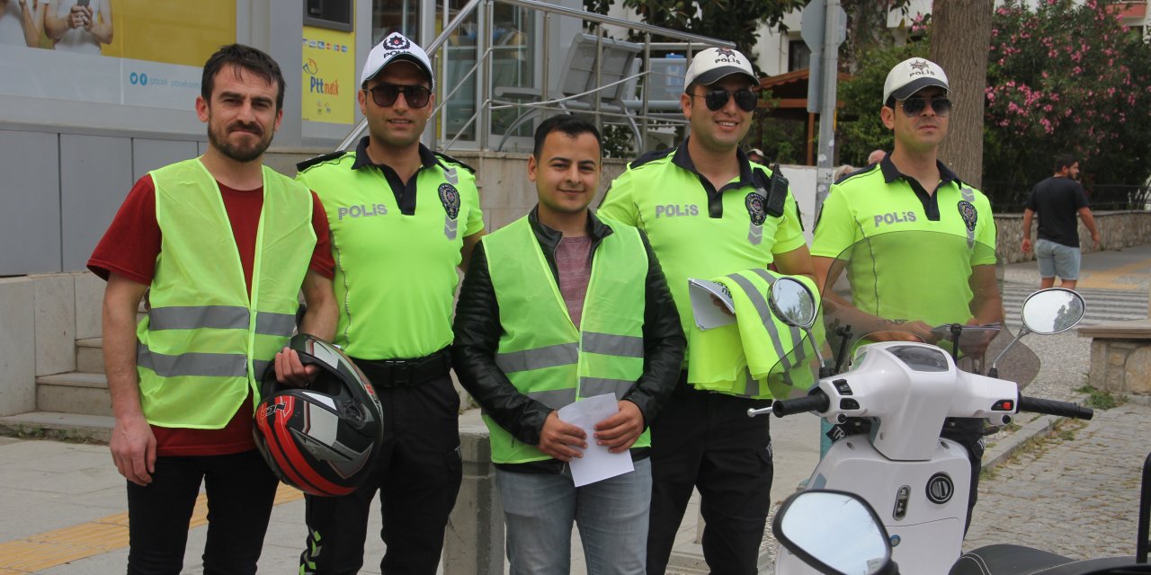 Datça'da motosiklet sürücülerine reflektör yelek hediye edildi
