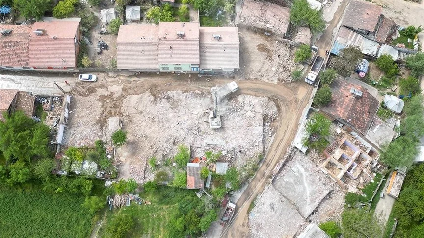 Malatya'da ağır hasarlı binaların yıkımı ve enkaz kaldırma çalışmaları sürüyor