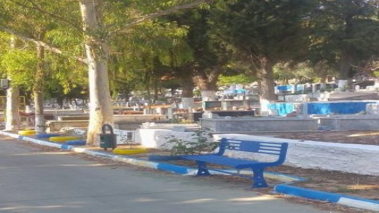 Şehir mezarlığında bayram temizliği