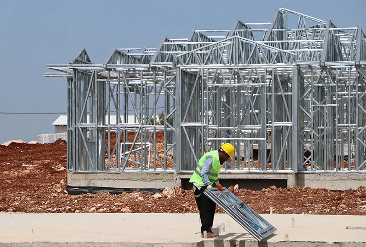 Depremzedeler için çelik konstrüksiyonlu köy evleri inşa ediliyor