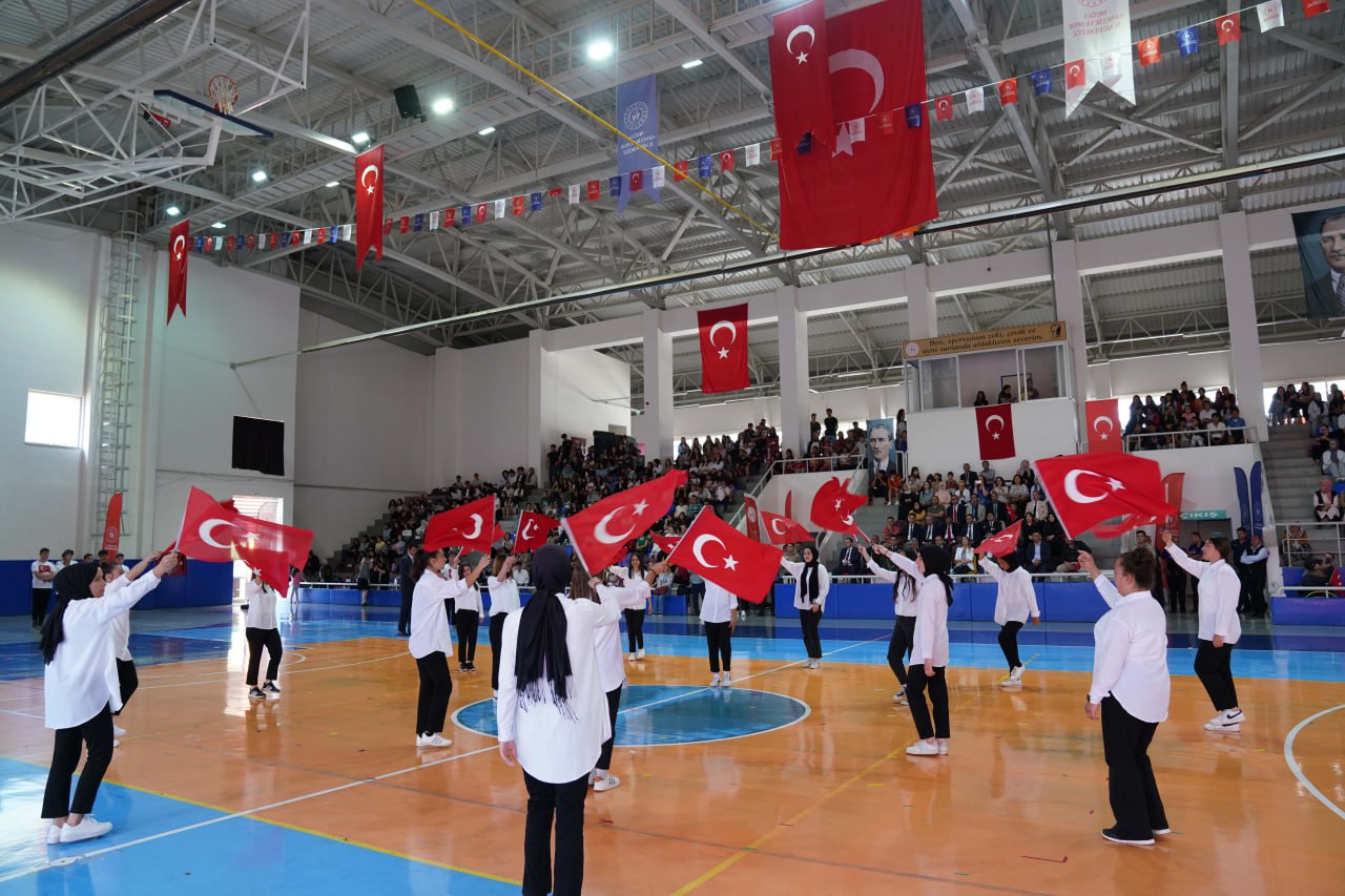 19 Mayıs’ın 104. yılına özel 104 metrelik Türk Bayrağı sokakları süsledi