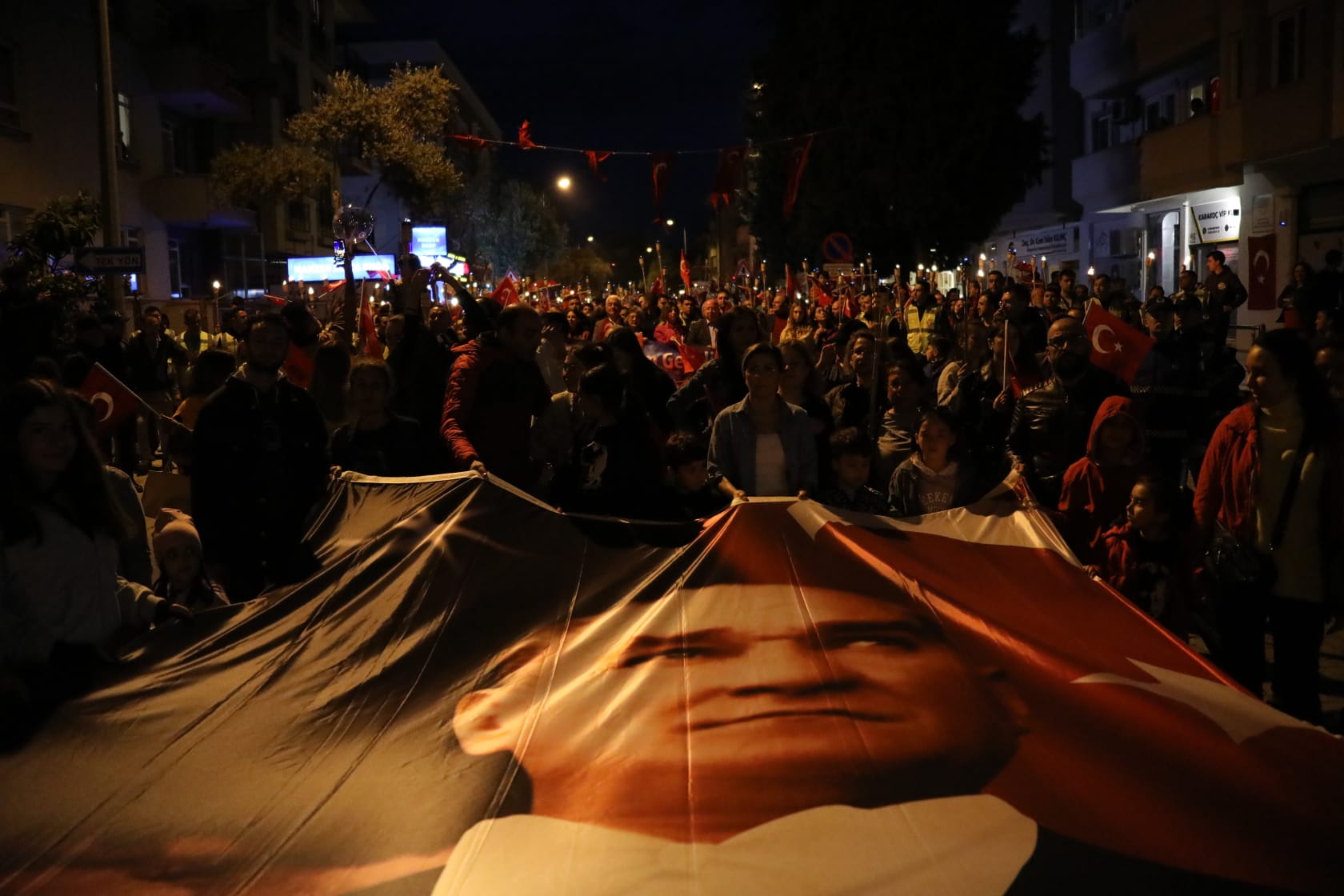 19 Mayıs kutlamaları fener alayı ile devam etti