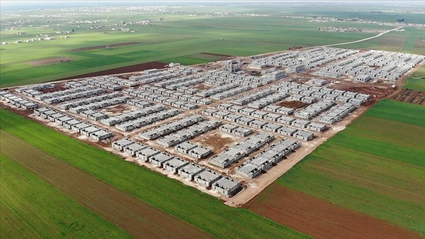 Suriyelilerin eve dönüşü için ülkenin kuzeyindeki briket ev yapımları hızla devam ediyor