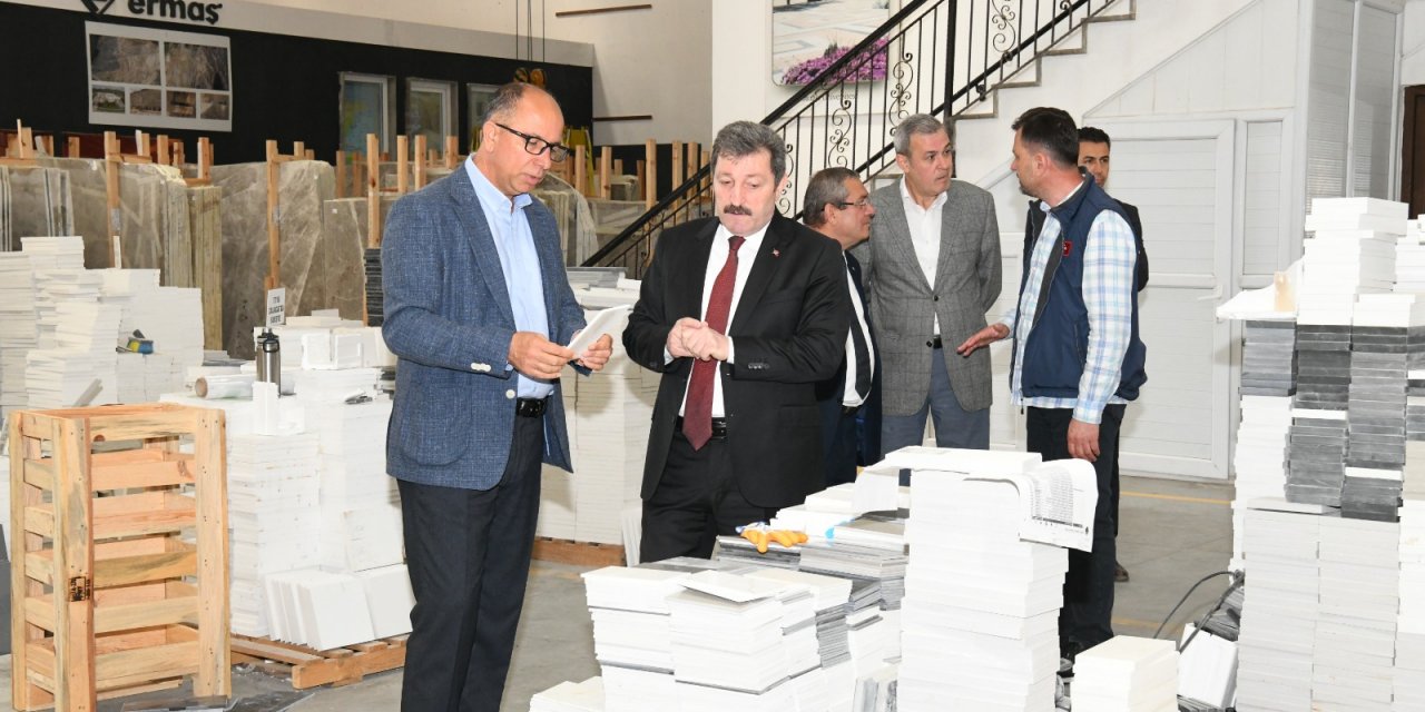 VALİ TAVLI ERMAŞ MERMER FABRİKASINDA EMEKÇİLER İLE BİR ARAYA GELDİ