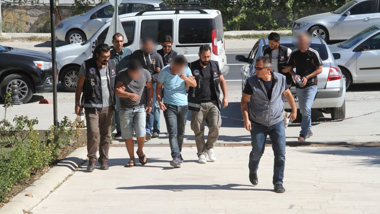 Milas'ta eş zamanlı uyuşturucu operasyonu