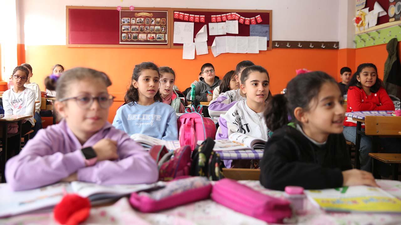 Deprem bölgesinden naklini aldıran 94 bini aşkın öğrenci okuluna döndü