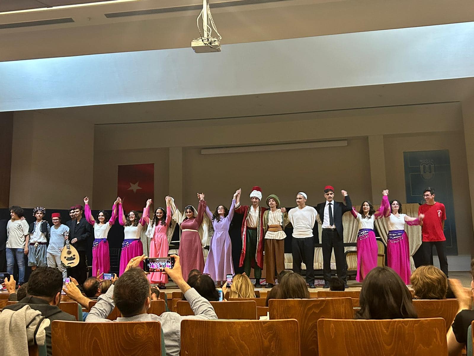 ‘SAFİNAZ’IN İZDİVACI’ ADLI OYUN SEYİRCİYLE BULUŞTU