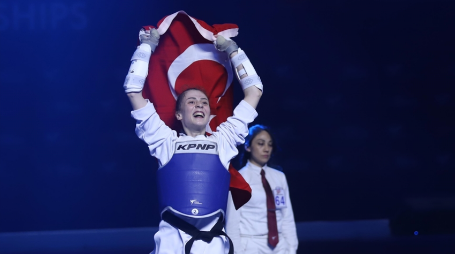 Merve Dinçel Dünya Tekvando Şampiyonası'nda altın madalya kazandı