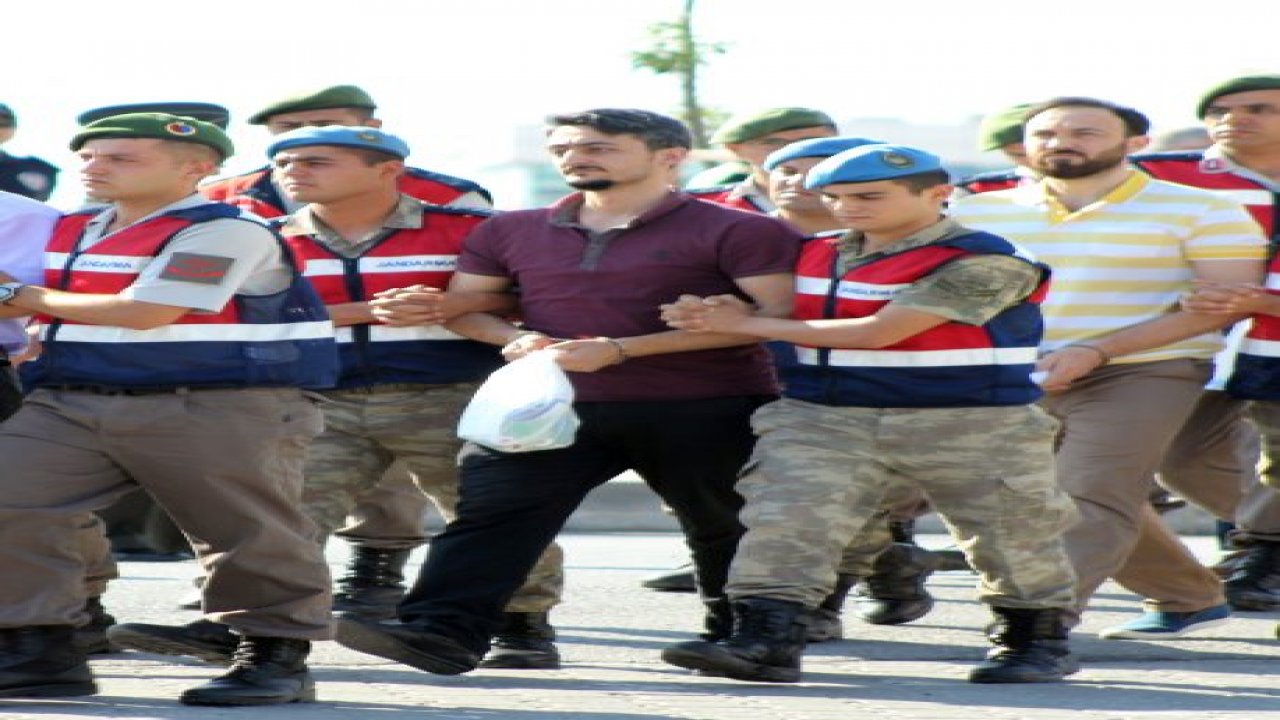 Duruşma salonu karıştı çevik kuvvet salona girdi