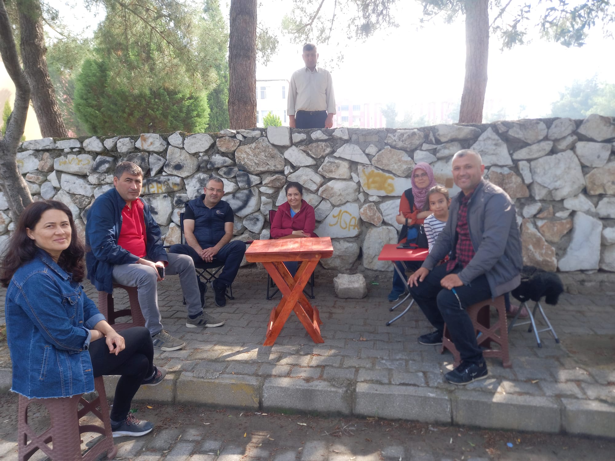 YATAĞAN’DA VELİLER ÇOCUKLARINI KAPIDA BEKLEDİ